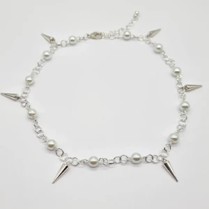 Handgjort halsband  - Handgjort halsband och exklusiv design🖤 Material-pärlor, zinklegeringar.  Längd: 35cm, priset-160kr