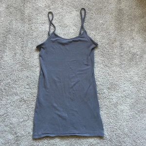 Miniklänning - Tight miniklänning med mkt stretch och justerbara smala band. Inga defekter.