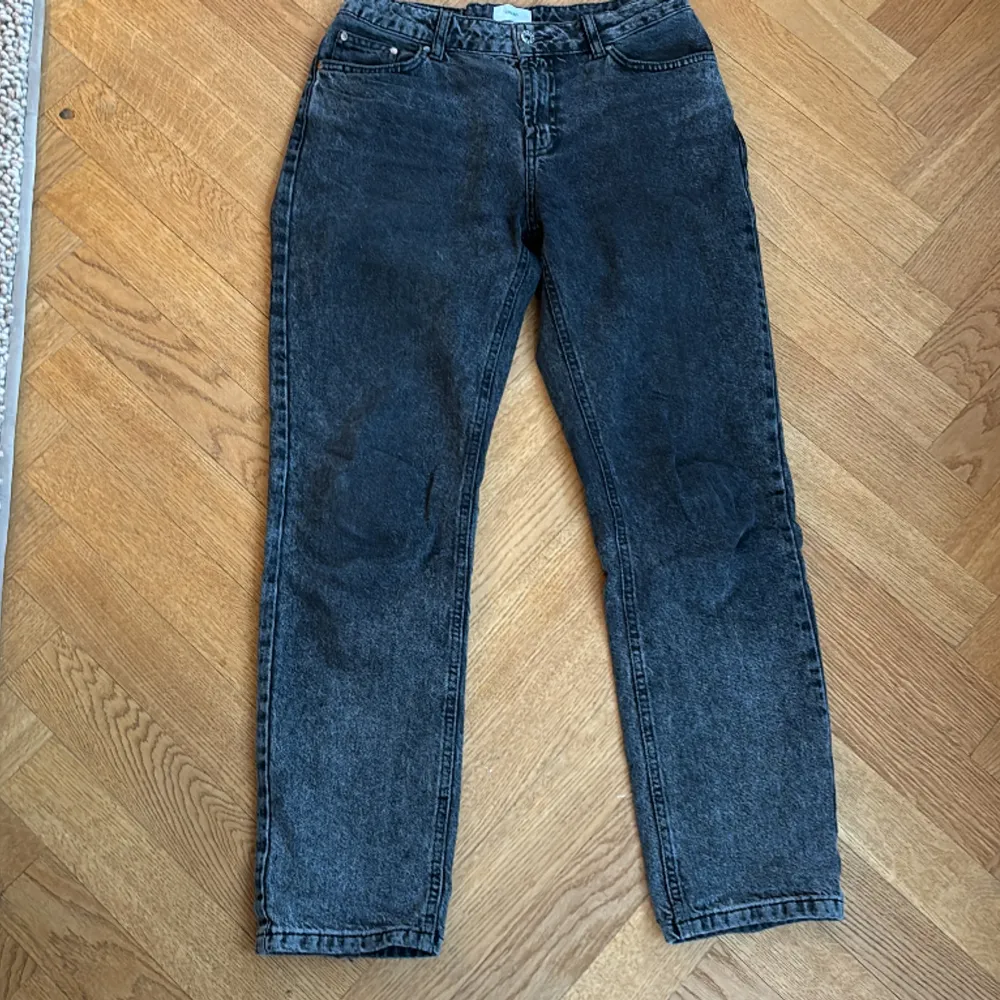 Säljer ett par mörkgråa Grunt jeans för att de är för små. Nypris 650kr Jag säljer de för 75 Storlek 27. Farkut & Housut.
