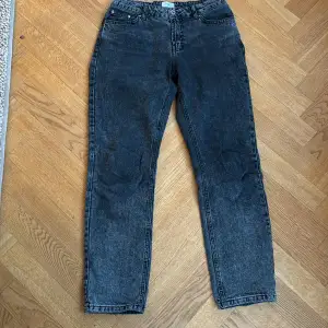 Säljer ett par mörkgråa Grunt jeans för att de är för små. Nypris 650kr Jag säljer de för 75 Storlek 27
