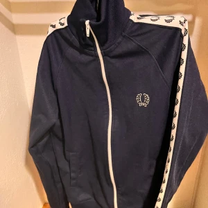 Blå Fred Perry, S - Mycket fint skick 