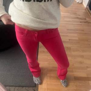 Så snygga rosa lågmidjade jeans. Midjemått 36 cm och innerbenslängd 81 cm