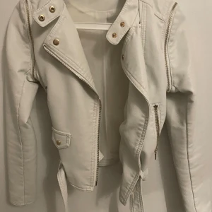 Skinnjacka  - Cool vit skinnjacka med små guldiga dittaljer från AFTF BASIC i storlek S🙌🤍 
