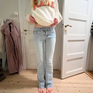 Skitsnygga lowwaist jeans - Intressekoll! Assnygga lågmidjade jeans med cool gylf😇