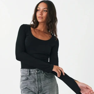 Svart tröja - Sälker denna snygga trendiga tröjan från gina men uringning och slit o armen!!💕