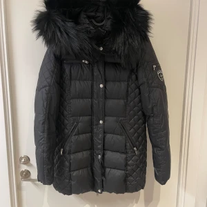Vinterjacka  - Vinterjacka från Rockandblue, använd en vinter. Pälsen är fake och går att ta av. Nypris 3799kr 🌸