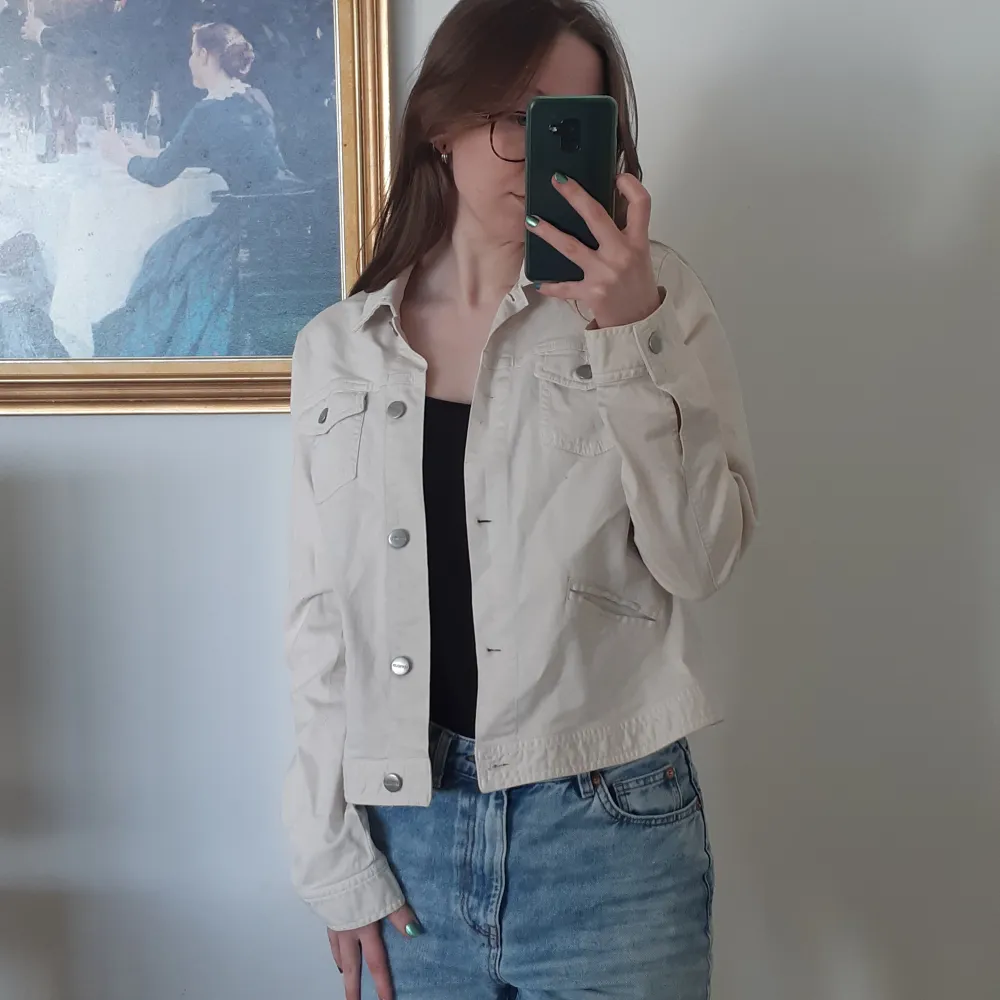 Säljer min mammas gamla sommarjacka. Jeans liknande tyg i gräddvitt/ljus beige.  Köparen står för frakt.. Jackor.