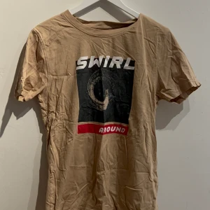 T-shirt  - Säljer ut kläder som ej kommer till användning längre. Säljer en T-shirt i storlek M i mycket bra skick, näst in till oanvänd! Pris kan diskuteras.