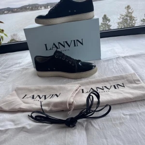 Lanvin skor - Säljer nu ett par väldigt finns lanvin skor använda ca ett år. Men är fortfarande i ett väldigt fint skick 9/10. 