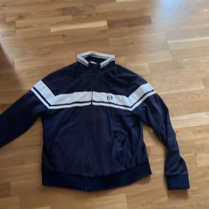 Tracksuit JACKA - En skön inomhus jacka som har använts en del och är därmed lite urtvättad(: