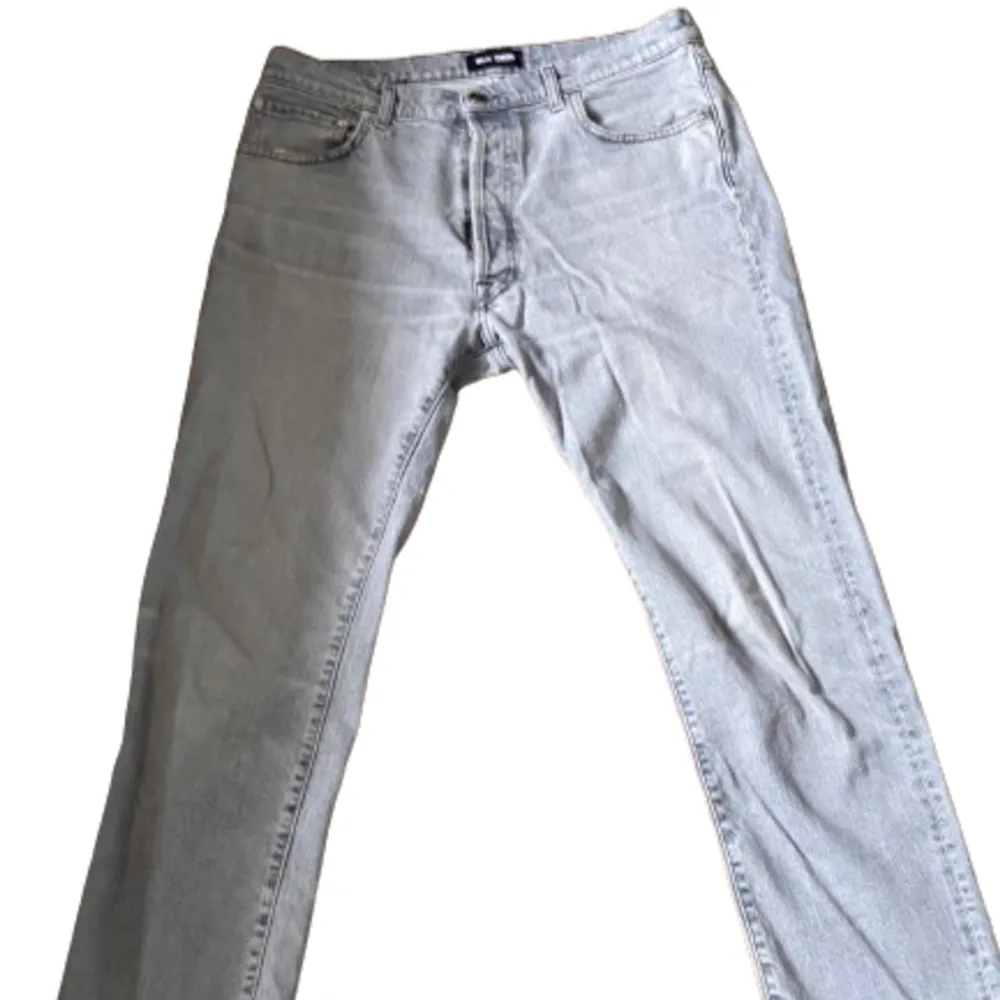 Tja,  Nu säljer vi ett par Blk DNM jeans (grå). De är oanvända. Nypris: 1700kr  storleken är 34/34 vilket känns stort men modellen brukar bära 32/34 och dem passar utmärkt! Hör av er vid frågor eller intresse så löser vi en deal😉. Jeans & Byxor.