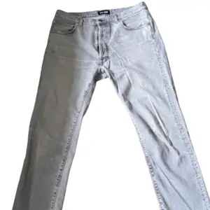 Tja,  Nu säljer vi ett par Blk DNM jeans (grå). De är oanvända. Nypris: 1700kr  storleken är 34/34 vilket känns stort men modellen brukar bära 32/34 och dem passar utmärkt! Hör av er vid frågor eller intresse så löser vi en deal😉