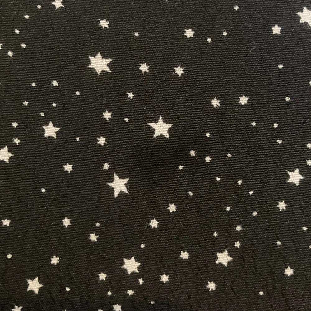 Säljer en svart kortärmad blus med vita stjärnor på! Blusen är köpt secondhand men som ny! INGA tecken på slitage. Från HM och i strl 36/S💕💖. Blusar.