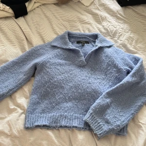 Stickad tröja  - Stickad tröja från Vero Moda. Väl använd men upplever den mindre nopprig i verkligheten än på bild, samt mer blå i verkligheten. Storlek s. 