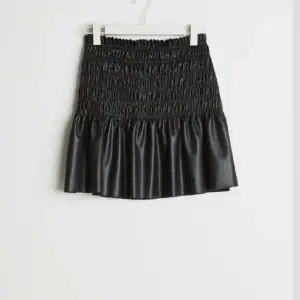 As cool kjol från Gina Young i storlek 158/164 men passar mig som brukar ha xs/s/m💖