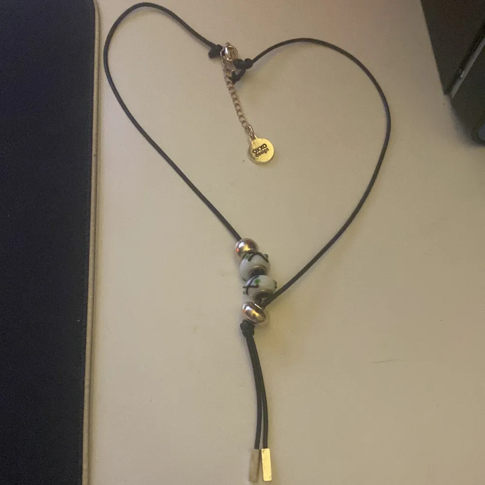 Ett coolt oanvänd halsband från oxxo design. Accessoarer.