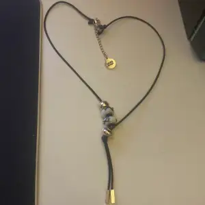 Ett coolt oanvänd halsband från oxxo design