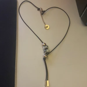 Halsband - Ett coolt oanvänd halsband från oxxo design