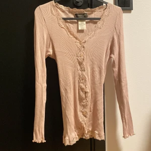 Långärmad  - Rosa fin långärmad topp. Vackra spets detaljer. Den är stretchig och formar sig fint efter kroppen. 