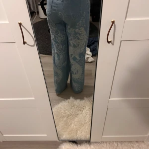 Coola jeans - Jeans med samma tryck på bak o fram sida