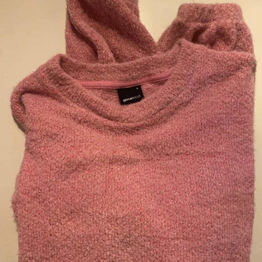 Säljer min söta ljusrosa tröja med resår vid ärmarna och midjan som är i superfint skick! Säljes då jag behöver plats i garderoben💕 Skriv för mer bilder!😊 . Tröjor & Koftor.