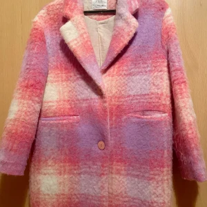 Kappa från Zara - Superfin vårkampanj från Zara. Egentligen från Zara barn, storlek 164, men är lång och oversized så passar upp till S, ungefär! Nypris 600kr. Har använts två gånger och är i nyskick!