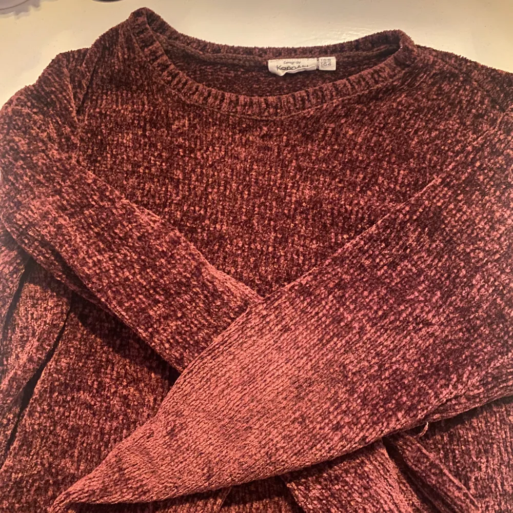 Säljer en supersöt stickad tröja av ett jättemjukt material! Superfint skick men finns tecken på användning💕 säljes då jag behöver plats i garderoben😊 Mer bilder kan fås vid intresse! . Tröjor & Koftor.