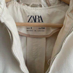 Zara Jacka - Zara kids 9 år. Nyskick förutom en liten defekt som är ett  grått streck under ena fickan  (Vid intresse kan jag skicka bild) Inget som syns!  