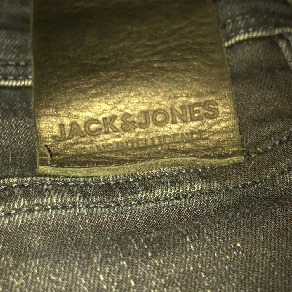 Säljer mina feta Jack&Jones jeans, som jag nu har vuxigt ut. De är i väldigt bra skick och har orginal priset på 600kr.. Jeans & Byxor.