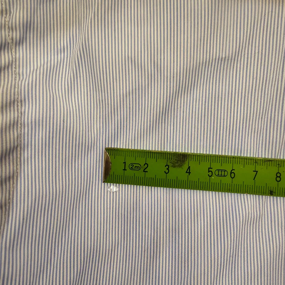 Snygg skjorta i bästa kvalitén från Eton. Tyvärr ett hål i fram enligt bild så med andra ord perfekt under en tröja.  Storlek 39 Super Slim. Skjortor.