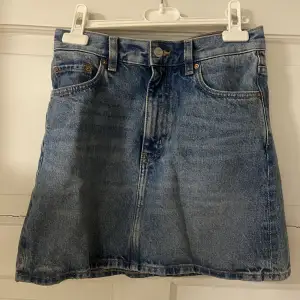 En oanvänd jeans kjol då den var för liten. Köpt från & other stories för 600kr. Storlek 34. mått finns på sista bilden! :)