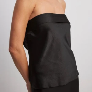 Bandeau-topp i satin.  - Säljer denna så fina toppen ifrån NA-KD i storlek S! Helt slutsåld och aldrig använd, prislapp finns kvar. Nypris är 349kr 🫶🏼 säljer även i vit. 