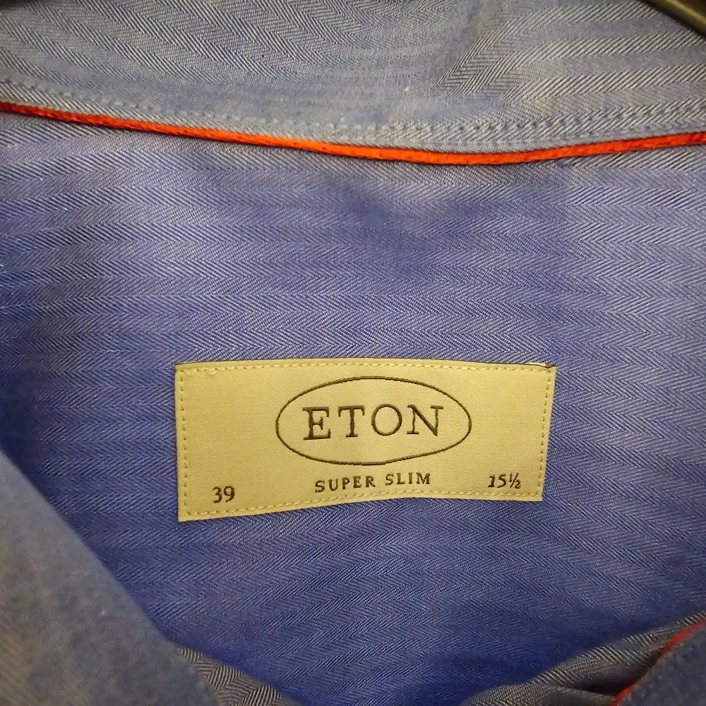 Snygg skjorta från bästa kvalitén från Eton. Liten fläck på ryggen enligt bild. Alltså perfekt för kostym eller under tröja.  Storlek 39 Super Slim. Skjortor.