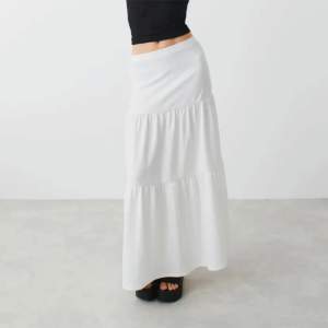 En lång vit kjol som är köpt på Gina Tricot för 250kr och den är använd ungefär 4 gånger och har inga defekter så den är i ungefär nyskick💕 Den är i storlek 146-152 men den är jätte stretchig så att den passar xs/s oxå men det beror ju på längden!💕
