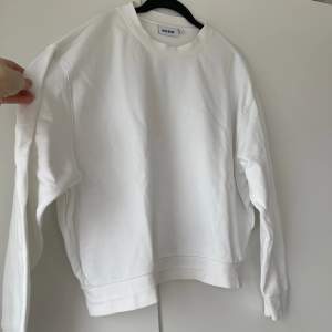 Superhärlig vit sweatshirt från Weekday🤍