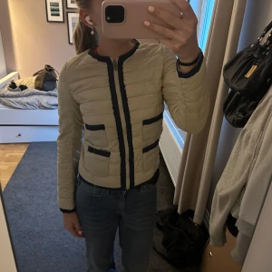 Jacka mango  - Supersöt jacka från mango, perfekt till våren💕