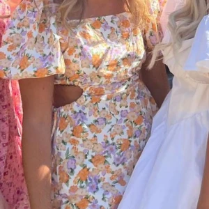 Blommig klänning  - Klänning storlek 38 superfin!