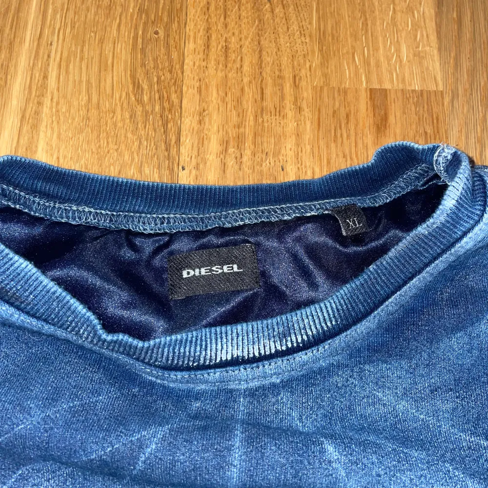 Även en till sjuk vintage tröja från Diesel, skulle säga att den sitter bra på de som har M/L. Kom med bud. Tröjor & Koftor.