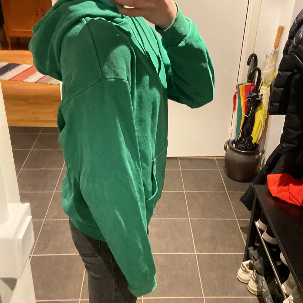 En fin grön hoodie. Den är lite urtvättad men annars i bra skick. Säljer för att den inte kommer till användning. . Hoodies.