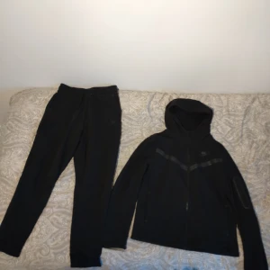 Nike tech fleece  - Jag säljer min Nike tech fleece tröja och byxor.  Nypris ca 2000 kr. Storlek 158-170 cm i både tröjan och byxorna.