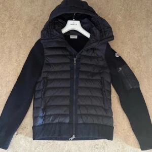 Moncler cardigan  - 9/10 skick Tjena säljer denna feta cardigan från Moncler, har kvitto och annat bevis. Kom dm om frågor.