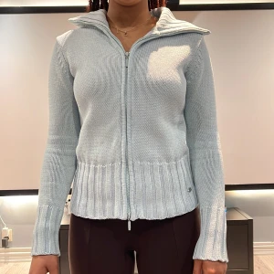 Vintage tröja - Säljer denna supersnygga vi tage tröjan från Secondhand i Rumänien😍 det är lite fläckar på den (bild 3) men går nog bort med fläckborttagningsmedel🥰