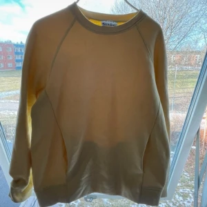 Acne studios gul sweatshirt - Gul sweatshirt från acne studios Nyskick Kom privat för frågor/mått m.m