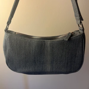 Axelväska med jeanstyg - En fin väska med jeanstyg som dessutom är len. Denna väska har aldrig använts och är då som ny🩵🩵