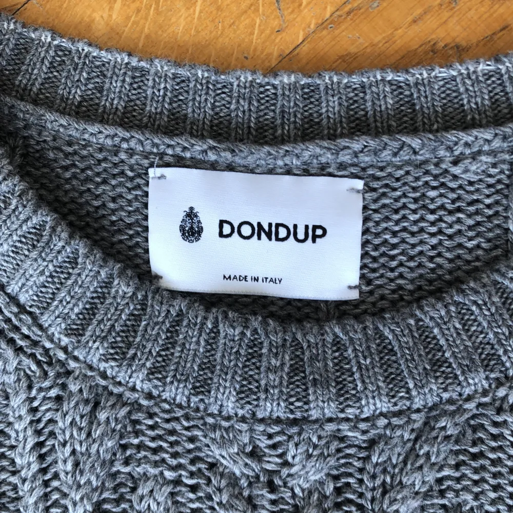 Säljer denna skit snygga och unika tröja från dondup. Storleken är M och skicket är i princip nyskick! (9/10)  Hör av er vid frågor! /Ivar. Tröjor & Koftor.