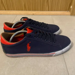 Ralph Lauren skor  - Tja säljer nu mina Ralph Lauren skor perfekta nu till våren. Pm frågor, pris in sänkas vi snabb och smidig affär. Storlek 43 men passar även 42