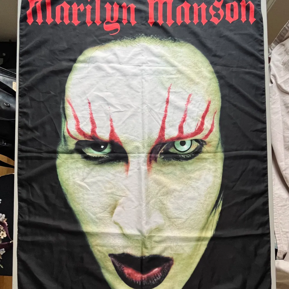Säljer min Marilyn Manson-poster i textil på grund av platsbrist (mått: cirka 105 cm i längden och 77 cm på bredden). Kan användas och sättas upp på flera olika sätt! I mycket gott skick. 🖤. Övrigt.