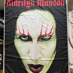 Säljer min Marilyn Manson-poster i textil på grund av platsbrist (mått: cirka 105 cm i längden och 77 cm på bredden). Kan användas och sättas upp på flera olika sätt! I mycket gott skick. 🖤