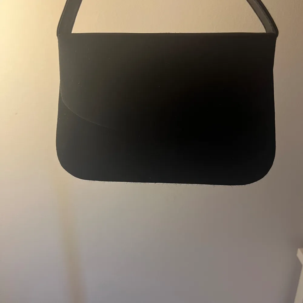 En fin liten svart väska som passar perfekt till event och liknande💕. Väskor.