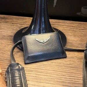 Zadig Voltaire plånbok  - Plånboken har Fint skick! Den passar jätte fint till väskan om man skulle vilja det! Påse med mera följer med. Skriv om du har frågor eller vill ha felet bilder!💕